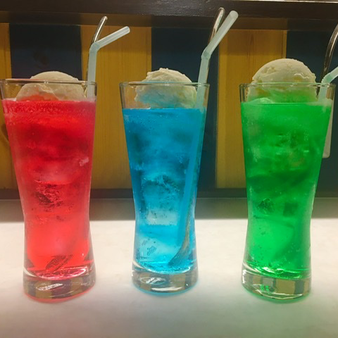青と赤と緑から選べるクリームソーダー